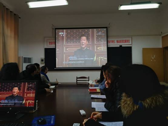 说明: I:\saving\2020年11月至2021年2月\关于组织学习\关于组织观看《为了和平》20201221\赌博
组织全体教职工观看纪录片《为了和平》\赌博
教工第一党支部《为了和平》观看学习开展情况\教工第一党支部组织观看照片集\支部集体观看 1.jpg